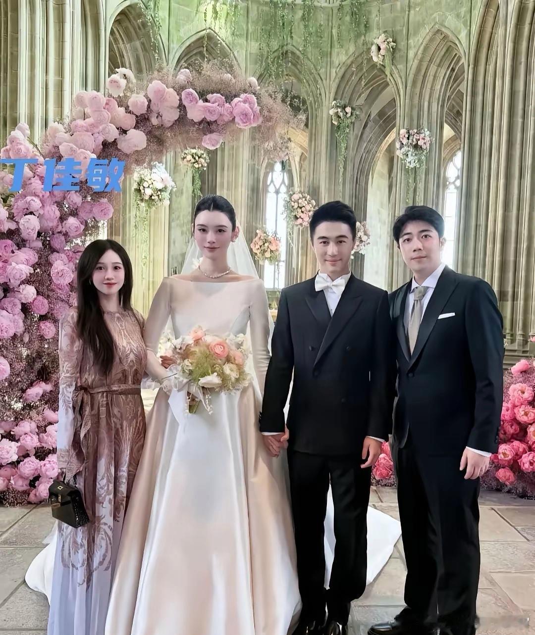 看了奚梦瑶和何猷君婚礼的各种现场照片，真的有点被他们的朋友圈震住了。果然是人以类