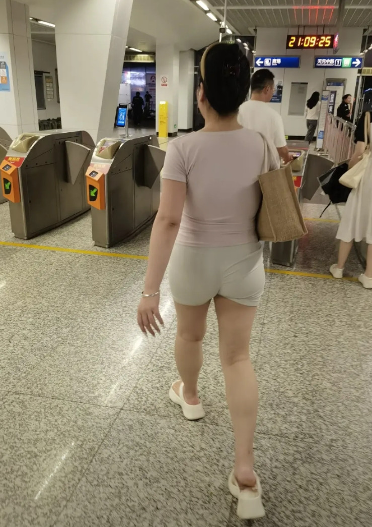 真是人才，这是把家里男人的四角裤头穿出来了吗？
