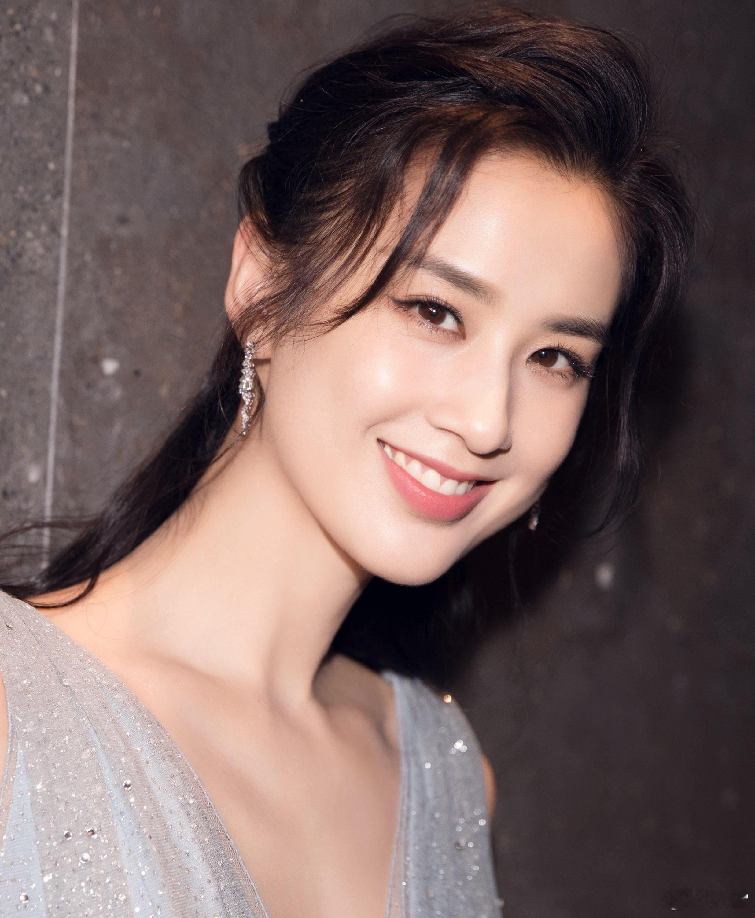 吃瓜黄圣依和杨子分居后，跑去投资了很多产业，结果和杨子之前说的一样都亏了，她确实