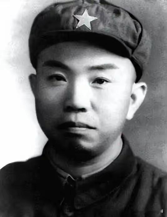 1952年，湖北军区司令员王树声在商店买东西时，盯着一个售货员看了一会，发现此人