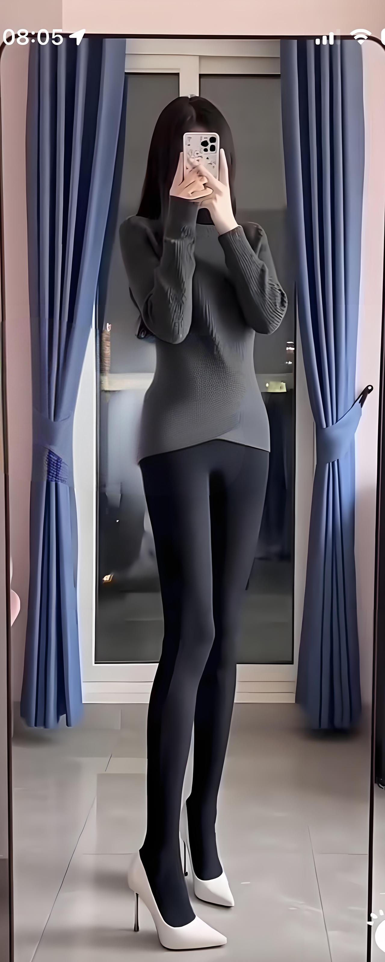 黑色紧身裤搭配灰色毛衣，简约又显瘦，完美展现身材曲线！👗👠