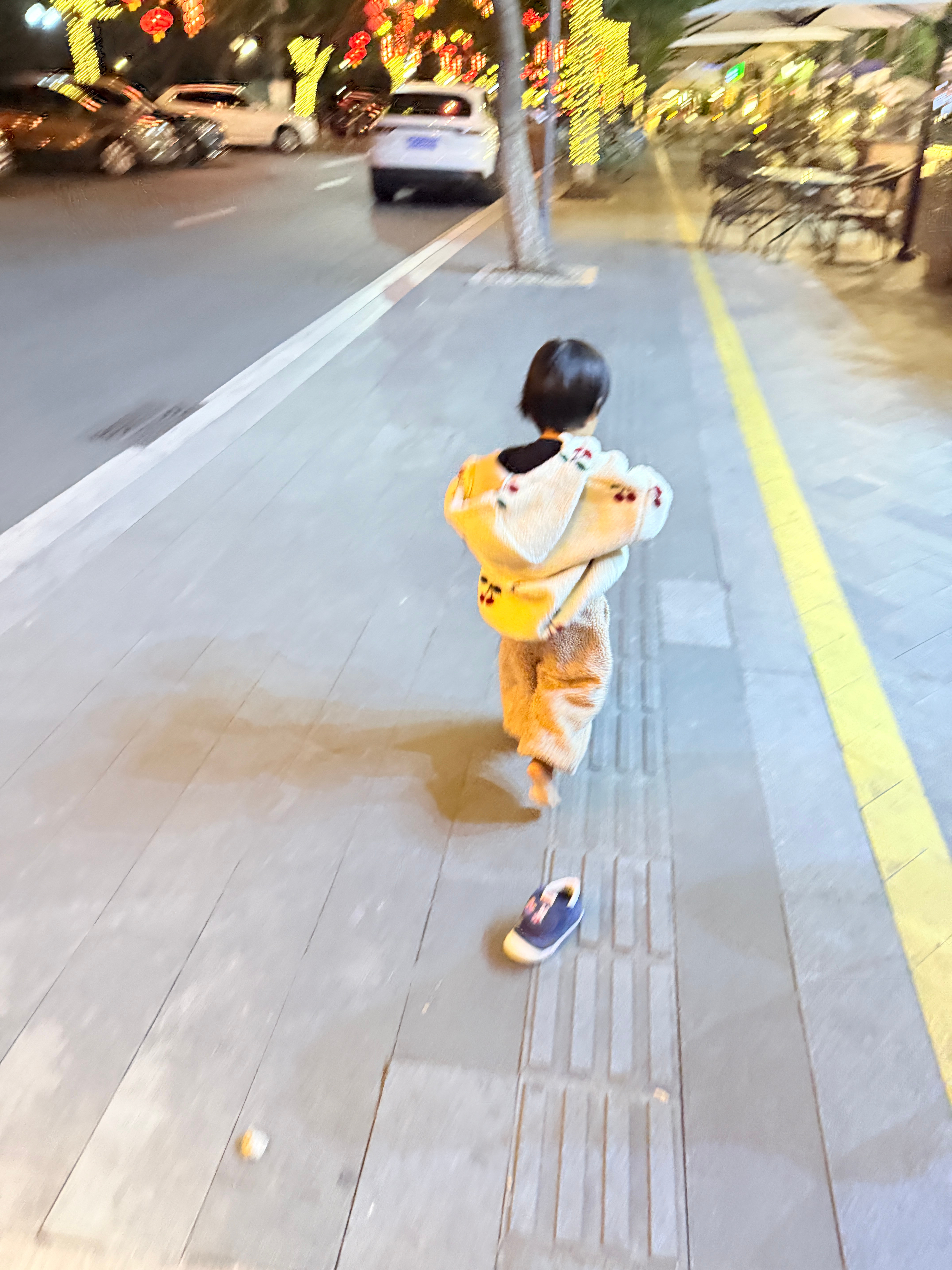 走着走着突然发现球宝只有一只鞋子？我