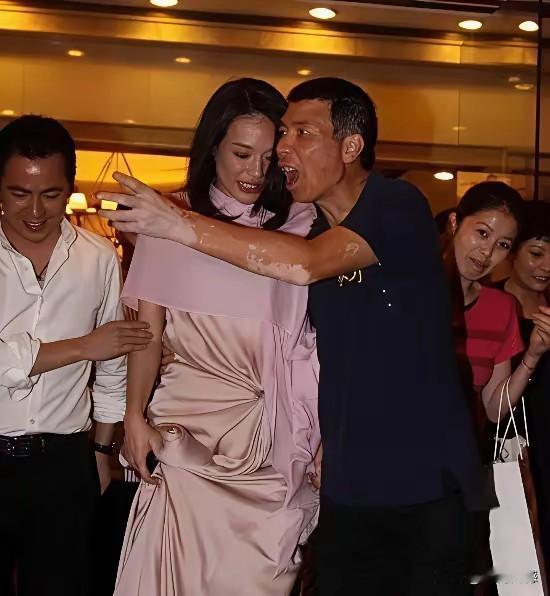 冯导这张照片非常的经典，有一种振臂一挥、舍我其谁的英雄气概，看他那时候的年龄，应