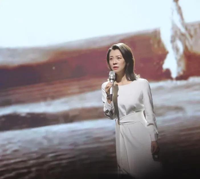 一直以为她跟电视剧里一样，总是土土的，没想到现实中居然优雅成这样，不愧是女演员啊