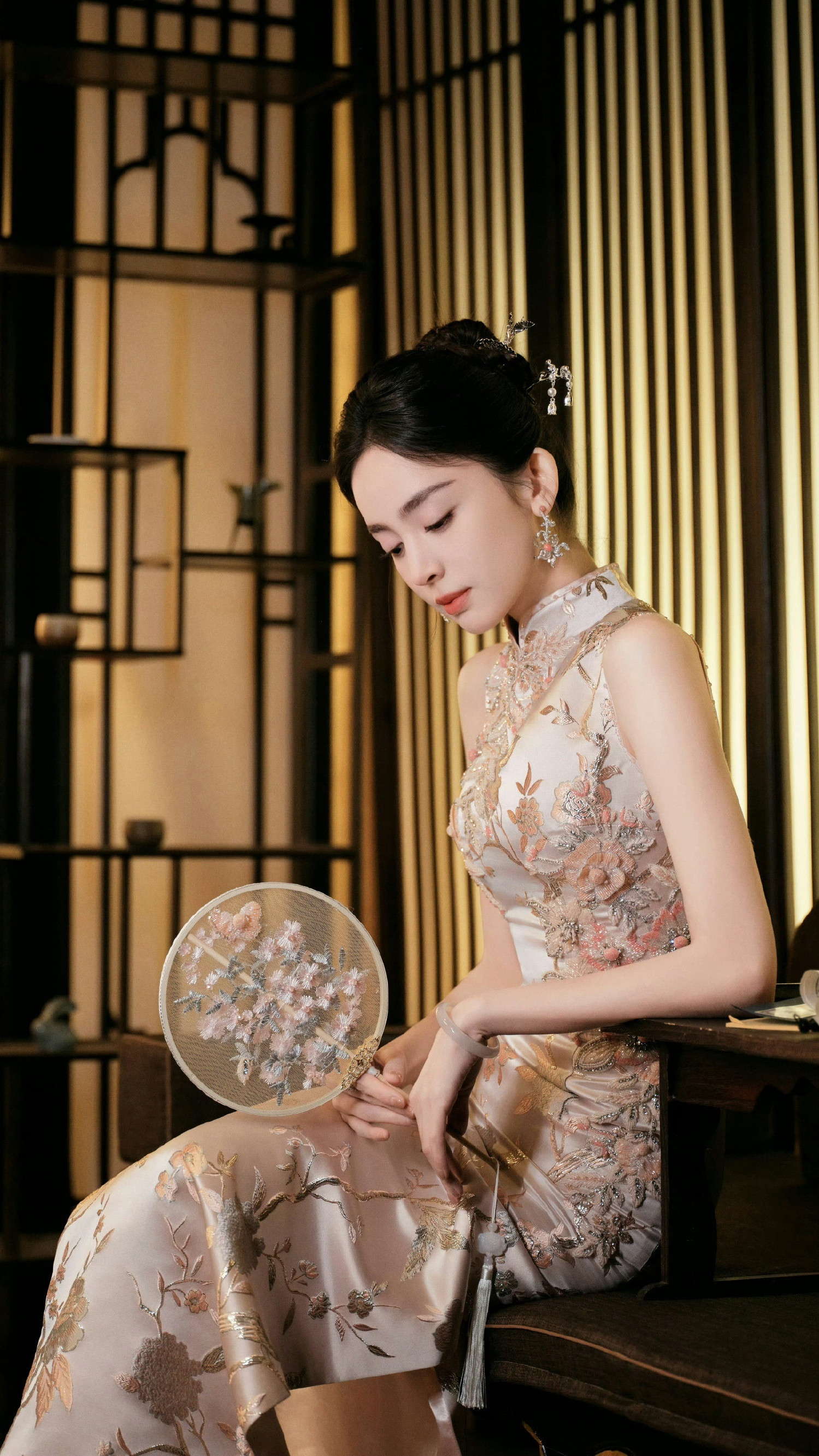 古力娜扎绣花旗袍造型，高跟美腿，优雅迷人。娜扎