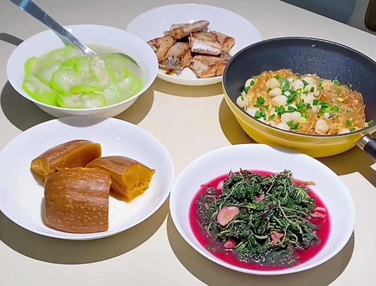 小姑子家孩子上初中，早餐简单吃，午餐在学校，晚餐就格外用心。每天荤素搭配、干