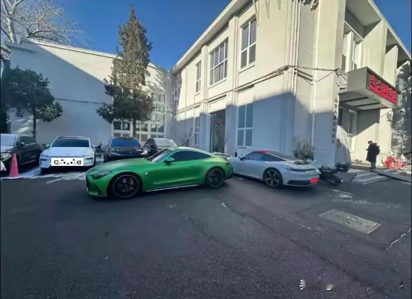 先农坛偶遇王楚钦马龙的座驾同框，这画面直接把国乒排面拉满了！楚钦的新款奔驰