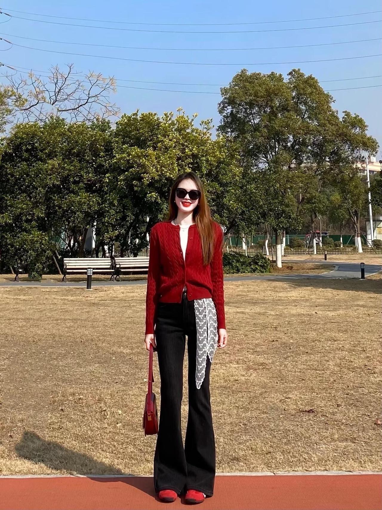 早秋针织怎么穿更时髦漂亮？超多街拍示范，各种色彩的针织开衫、毛衣温柔又有氛围感