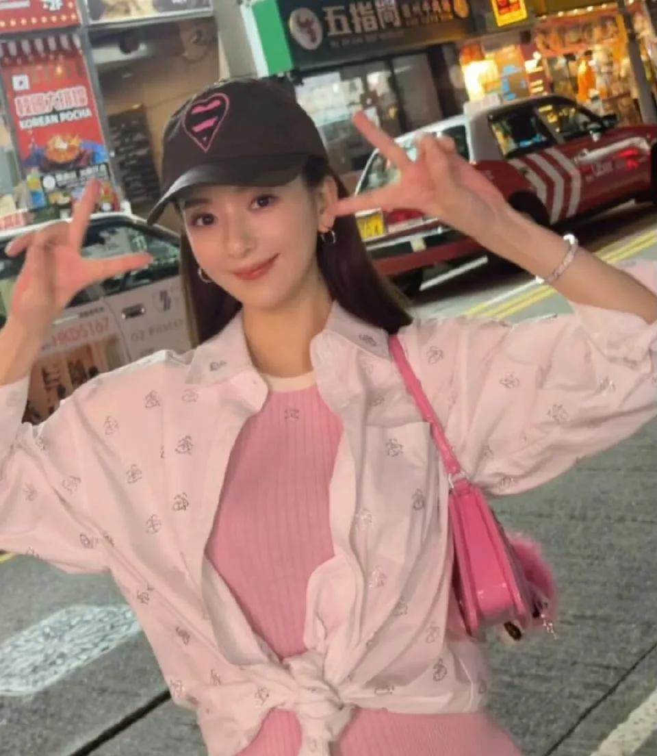 人逢喜事精神爽，郭富城老婆方媛自从怀上了三胎以后这气色看着和往常不一样了，脸色红