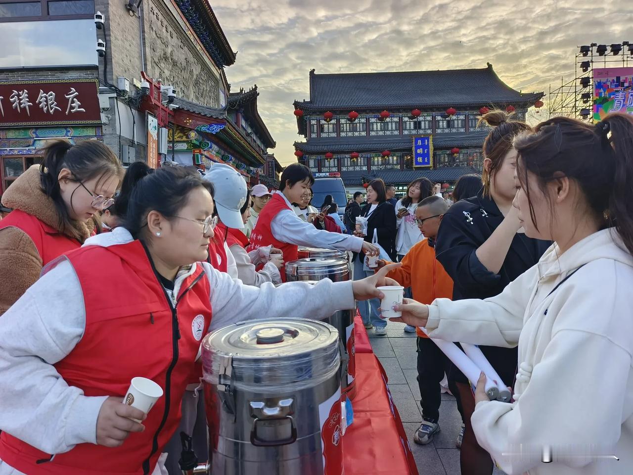 都去品尝美食吧人很多，昨天开幕的第六届塞上老街音乐美食季确实燃动了全城！今天