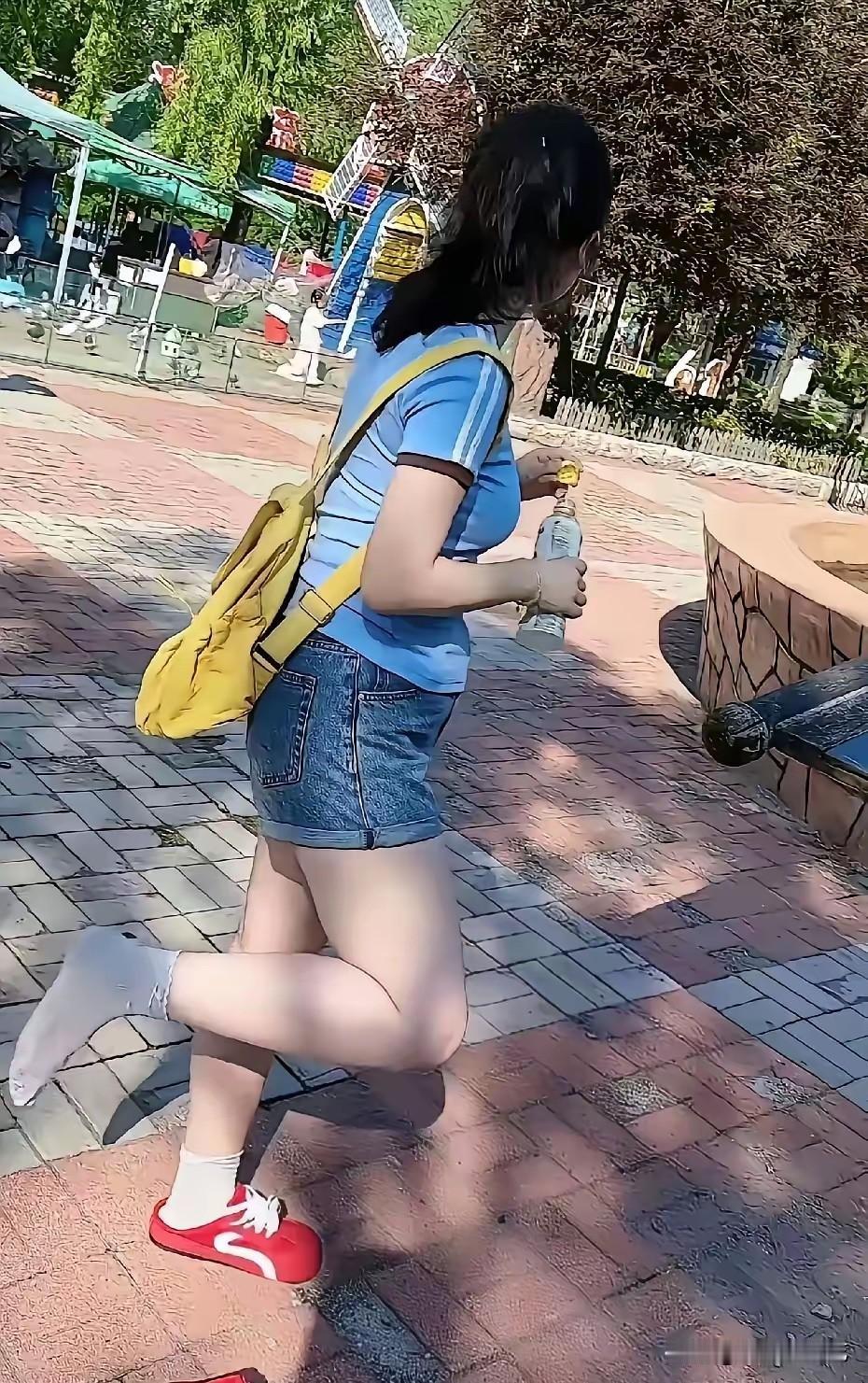 难怪如今不少男生偏爱这种清爽小姑娘，原因太真实游乐园随手拍到的女生，一身浅蓝