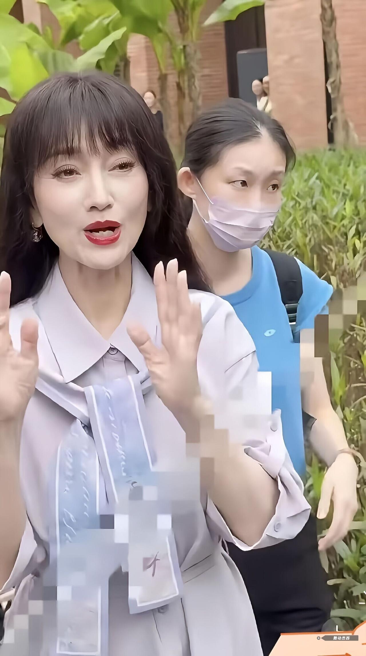 70多岁，该歇歇了！70多岁的老太太，冒着35度的高温，头顶厚厚的假发，束腰长