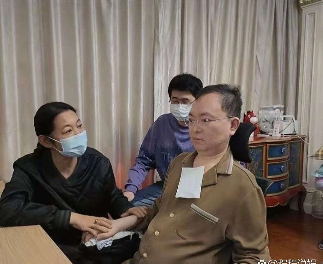 67岁倪萍带27岁儿子见蔡磊，这身高197cm的学霸儿子，当年差点瞎了，如今低调