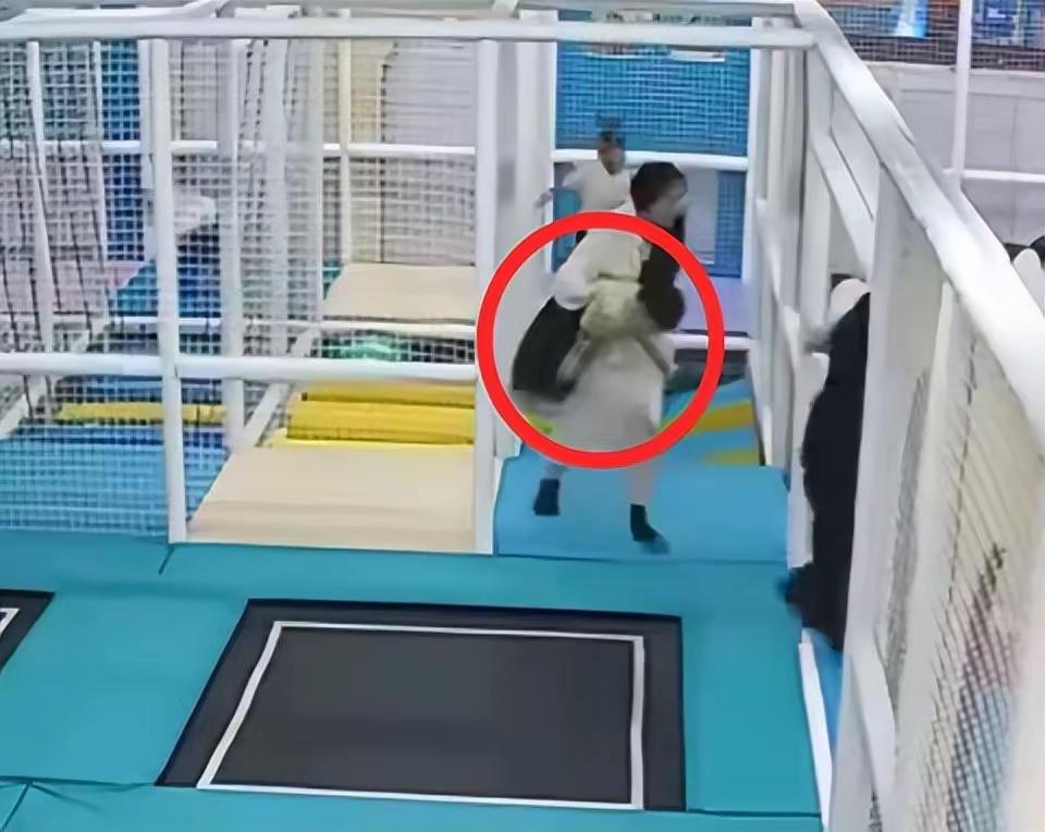 浙江台州三岁男孩因为喝珍珠奶茶，珍珠卡在气嗓子上。没有被抢救过来，那个母亲真是太