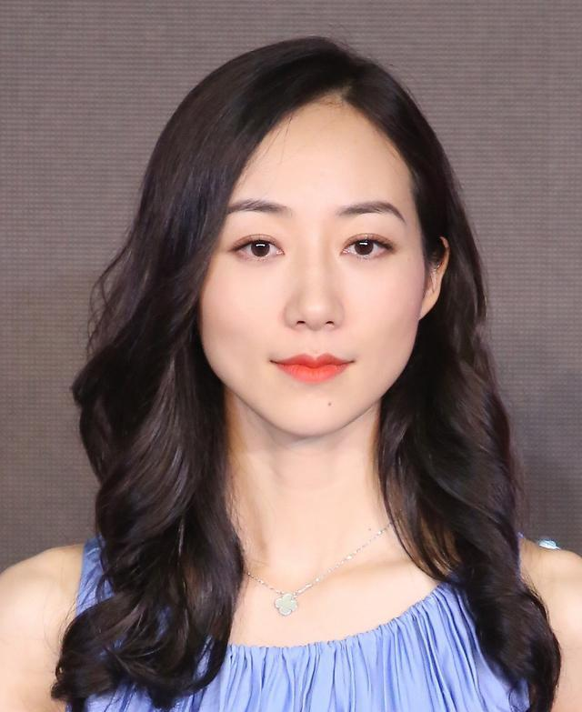 著名演员韩雪一直被称为是娱乐圈最有权势的女明星。据说她的背景十分强大，爷爷是开国