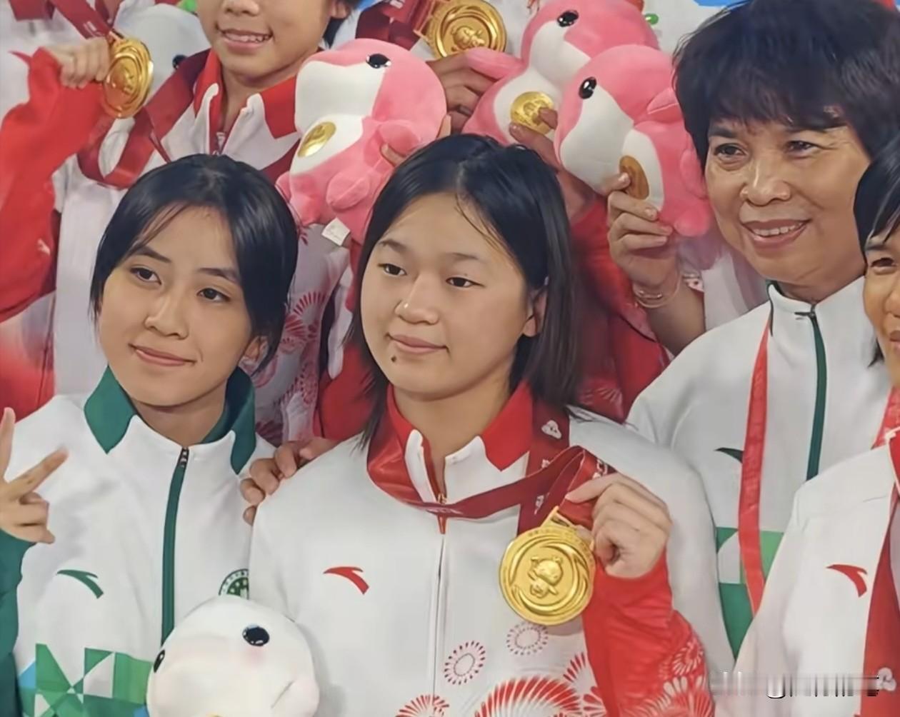 全红婵复出比赛有三个特别之处一，双人搭档时，全红婵是发号口令的那一个了，此前