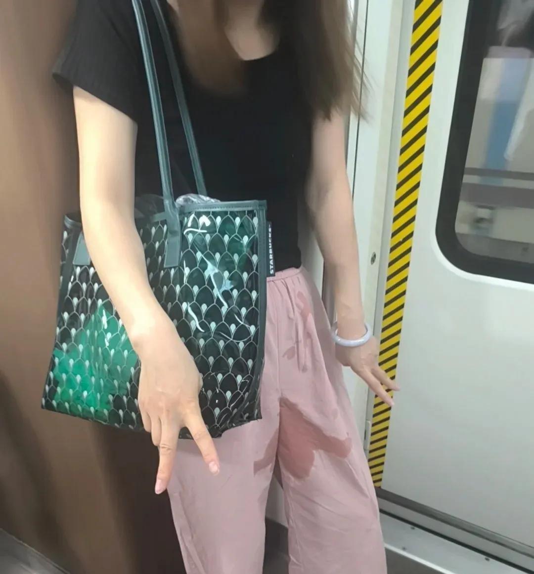 表妹真是个人才呀，因为下雨的原因，谁知道他是怎么搞的，好像跟尿裤子似的，咱也不敢