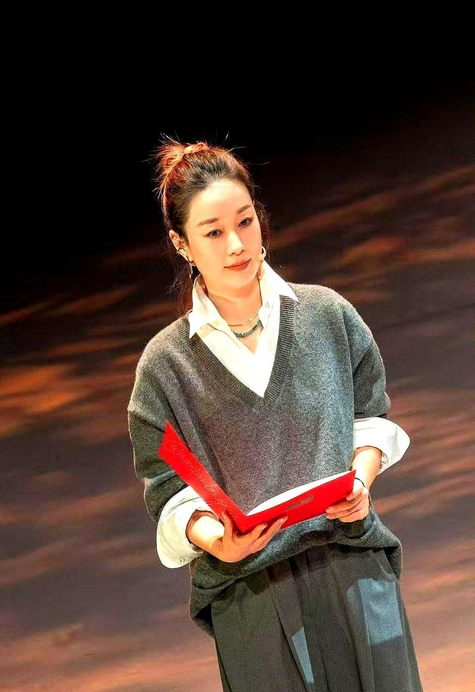 马伊琍留长发，65%的网友都说好。这事儿还是她自个儿提出来的，说40岁后想追