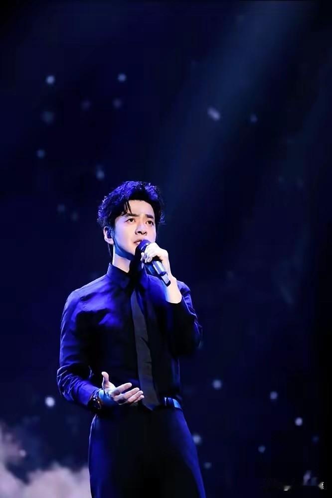 看到有网友吐槽李健：“一天吃一顿饭，这不就是修仙吗？”结果评论区秒变段子手集