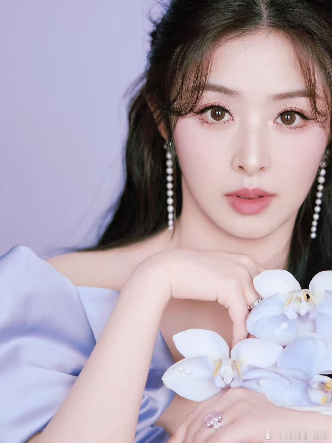 张含韵把“少女感”修炼成“少女羡慕的样子”​​​