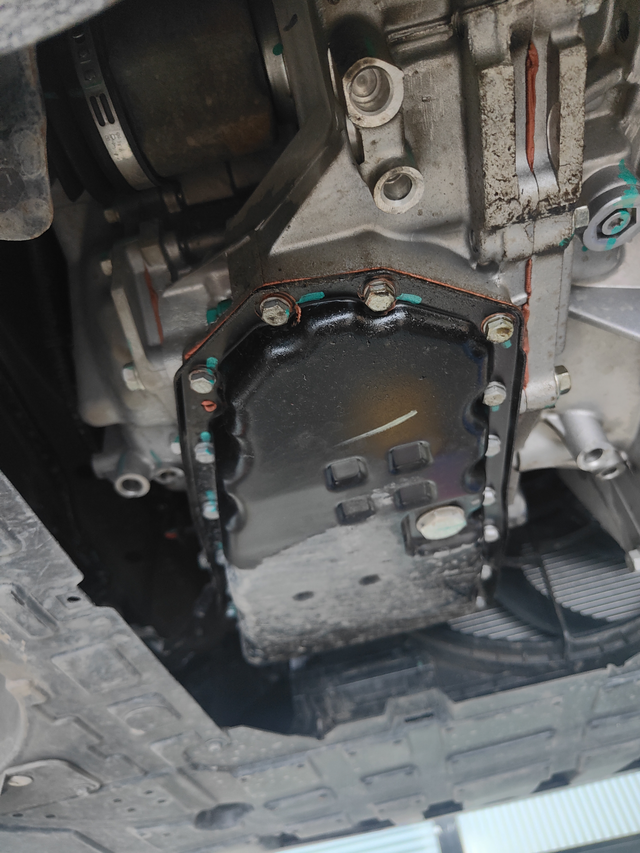 23款吉利帝豪变速箱渗油情况23款吉利帝豪。冠军款尊贵型，在4儿子店首保的时