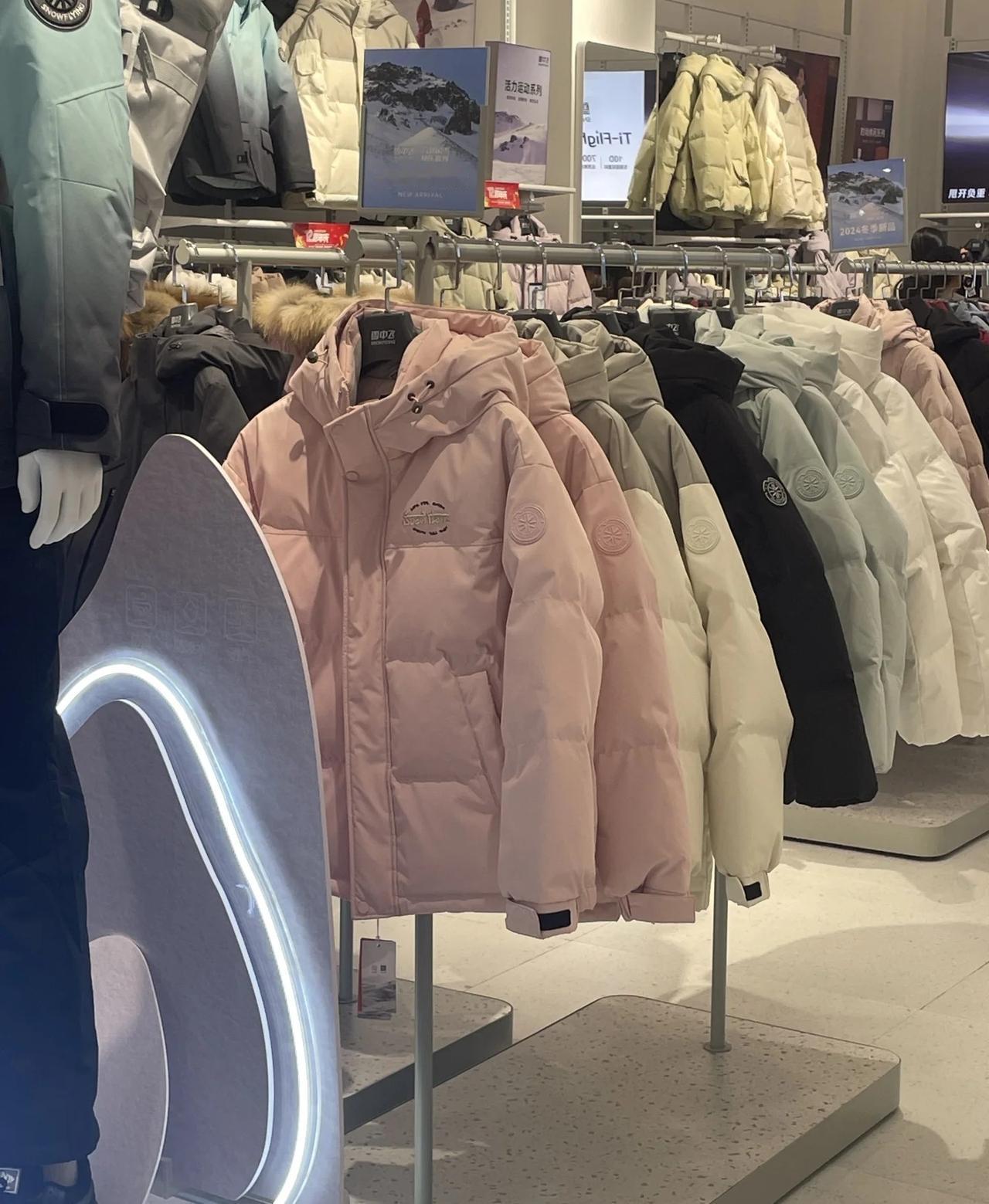 前两天，我爸想去买件羽绒服过冬，定了500块的预算，跑了附近十家店都没买到。店里