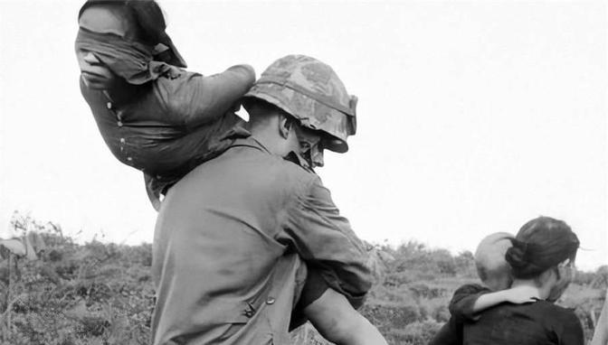 1959年，一美军抓到了一个漂亮的越南女兵，女兵突然脱掉上衣，美国大兵正开心得