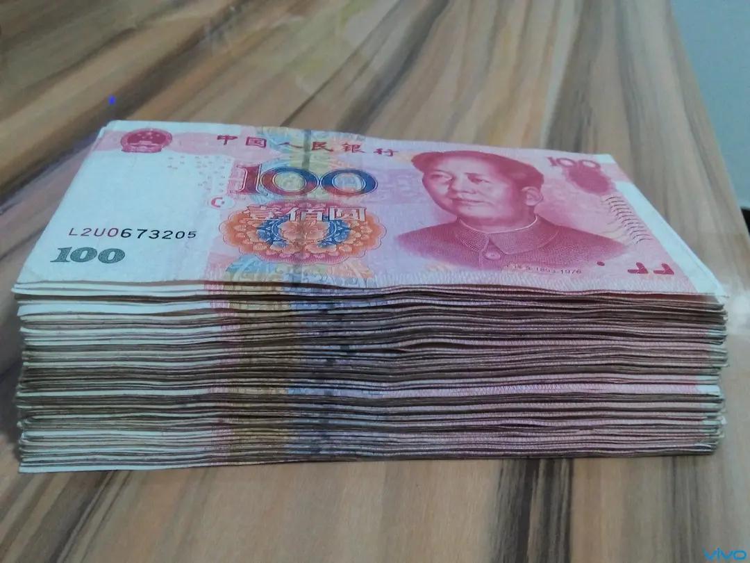 我每个月退休金六千多，我老伴儿工资六千多。我们两个人一个月一万多块钱，我孩子