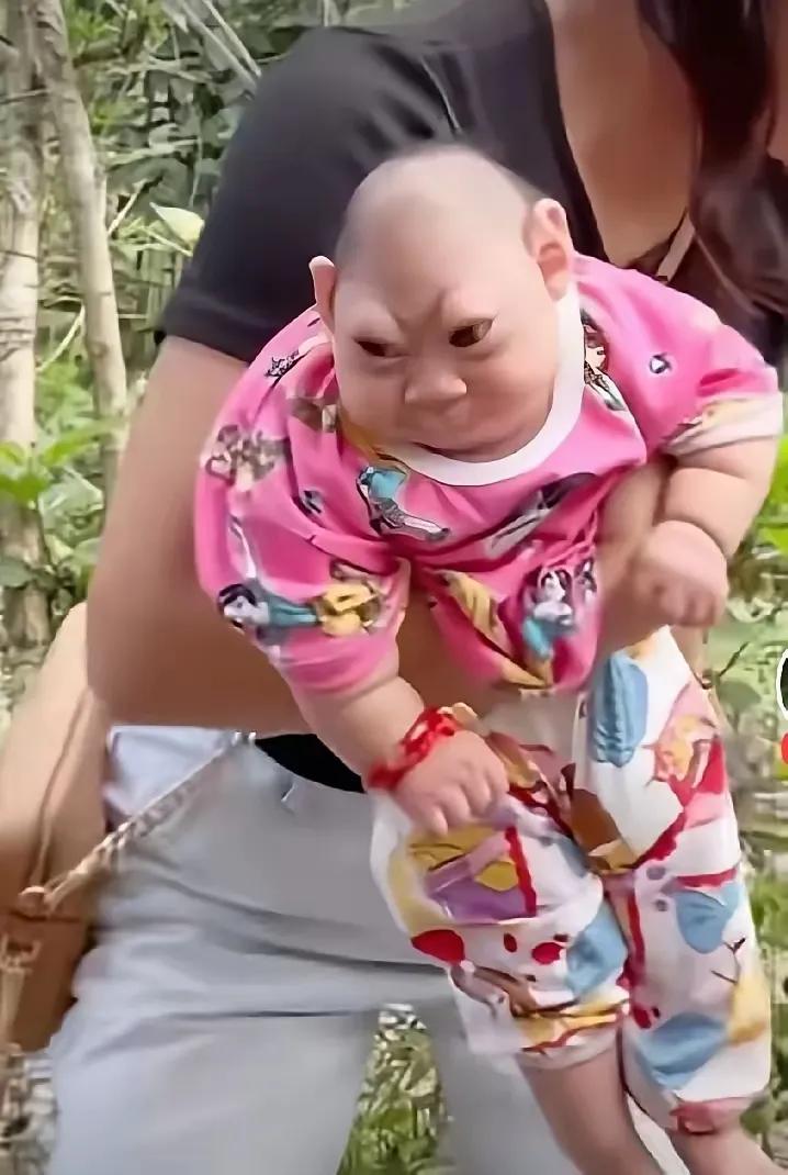 一女人说：“生了一个这样的孩子多愁人，长的稀奇古怪！”美女，你手中的孩子是个宝，