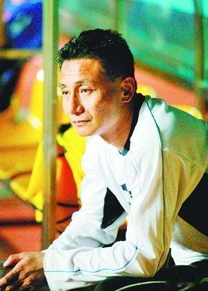 1989年六运会后，由于左膝受伤，宫磊退役，但因队里处于青黄不接，所以在已办理退