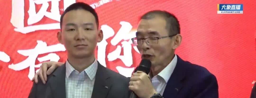 谢浩楠终于摘下口罩，长的跟小时候一模一样啊，简直是等比例长大的！两个大大