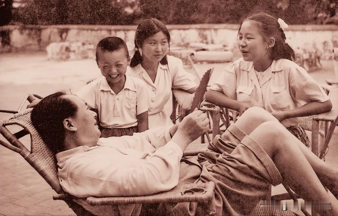 1951年夏，毛泽东和女儿李敏、李讷及侄儿在一起北戴河度假。尽管在沙滩上尽显慈父