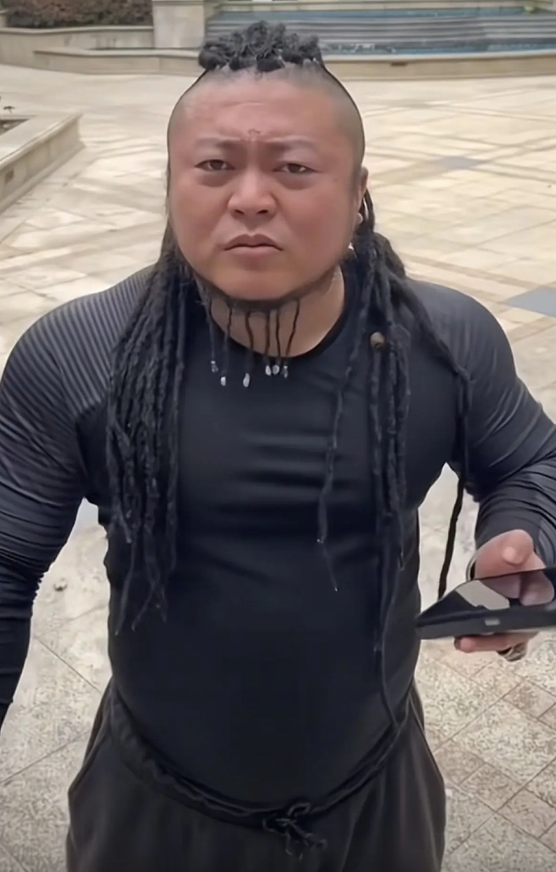 赵鸿刚耳光大赛失利以后，网上有个叫达尔汗的博主，据说要签合同去比赛，点名要教训那