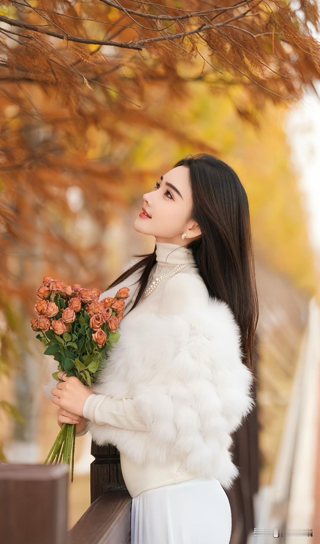 秋日漫步，手持玫瑰，感受自然的温柔与美好。