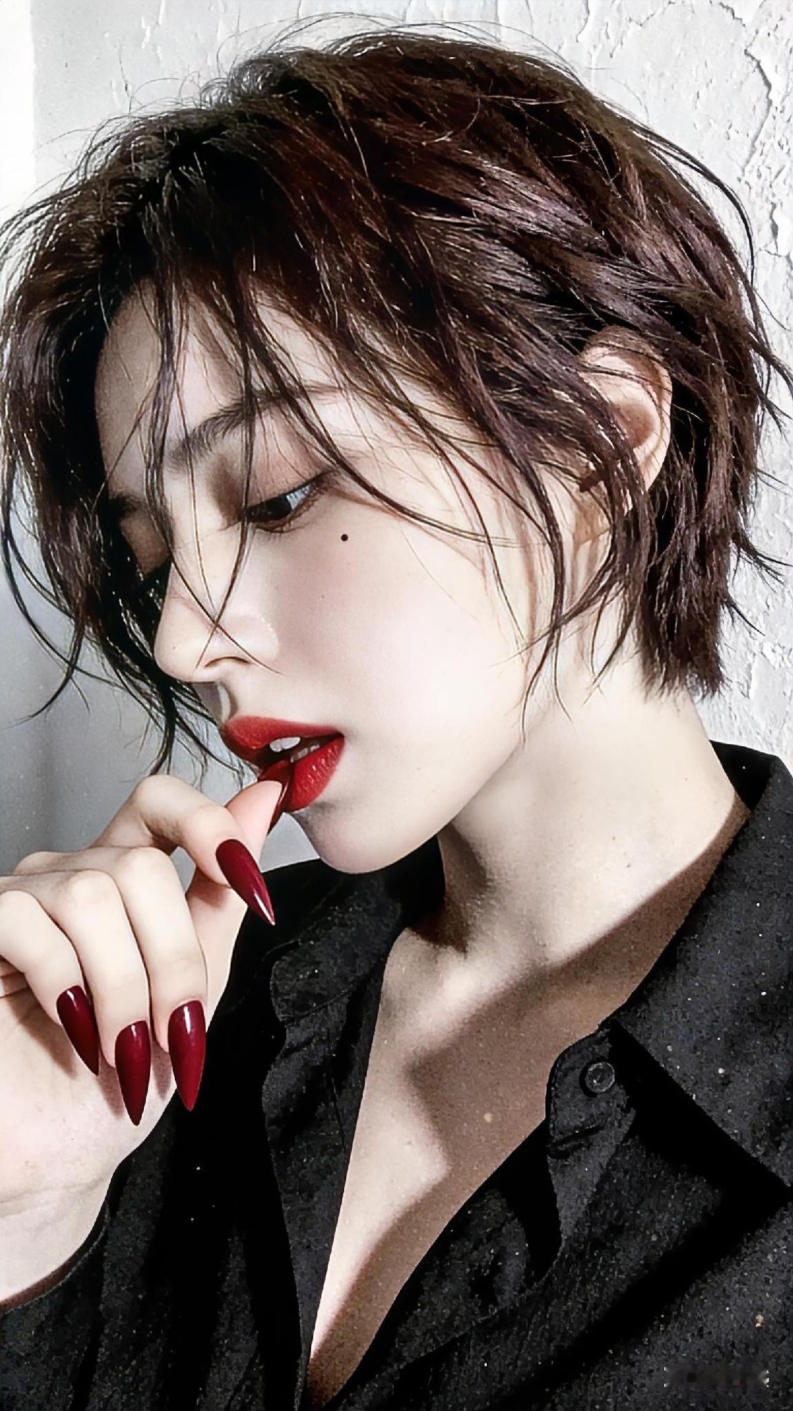 她的脸庞宛如雕塑般立体，每一个角度都完美无瑕，惊艳了视线，绝美了心灵。美女拥