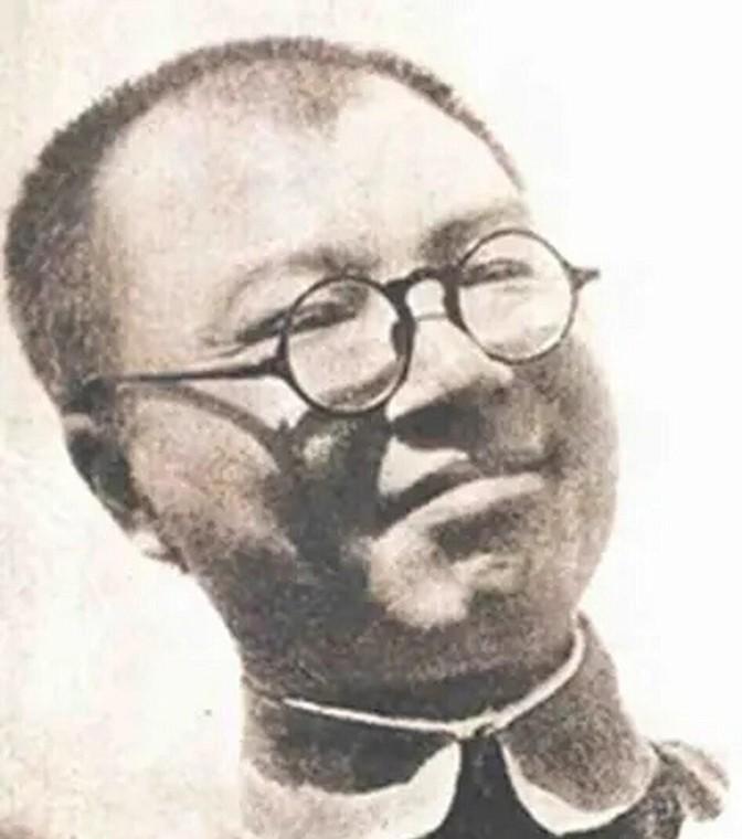 1944年，汪伪上将叶蓬去仰光战俘营，劝降孙立人的副手齐学启，齐学启大骂说：“你
