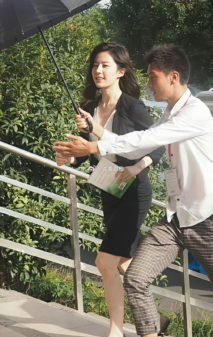 这种衣服也就只有刘亦菲穿像财阀千金，别人都像房产中介吧…​​​