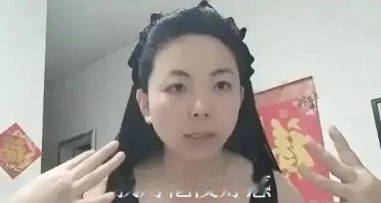 小伙和女生约在商场相亲，坐下没聊几句，女方就拉着他下楼逛水果店，还故意吐槽之前相
