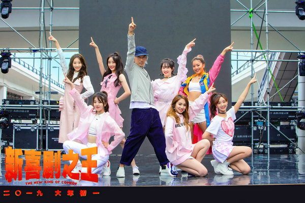 剧版《喜剧之王》正式上线爱奇艺、咪咕视频。剧集跳出原版香港片场设定，将故事放到东南沿海沙浦渔村，由杨