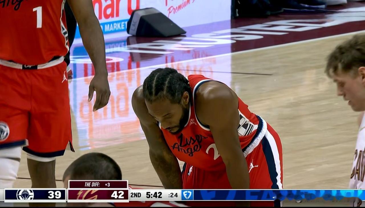 快船当家球星伦纳德真是累坏了！在今天快船客场挑战骑士的比赛中，当时比赛进行到了第