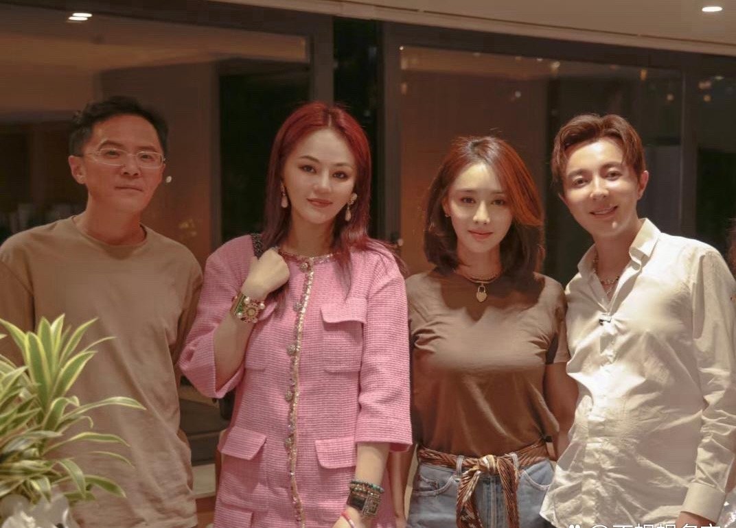 陈德容在北京和朋友聚会，她的状态真好，完全看不出已经51岁了，就是脸的变化有点大