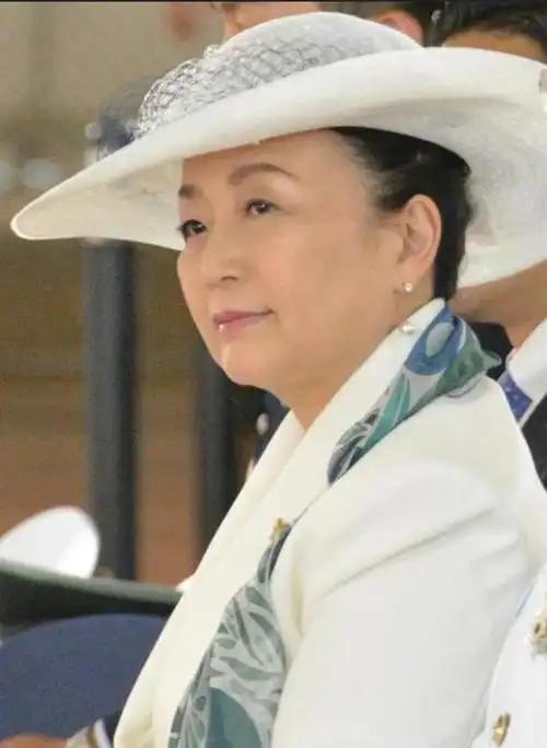 带领日本皇室的女人到底能惨到什么地步。娘家出过日本首相，自己从小在名门长大，