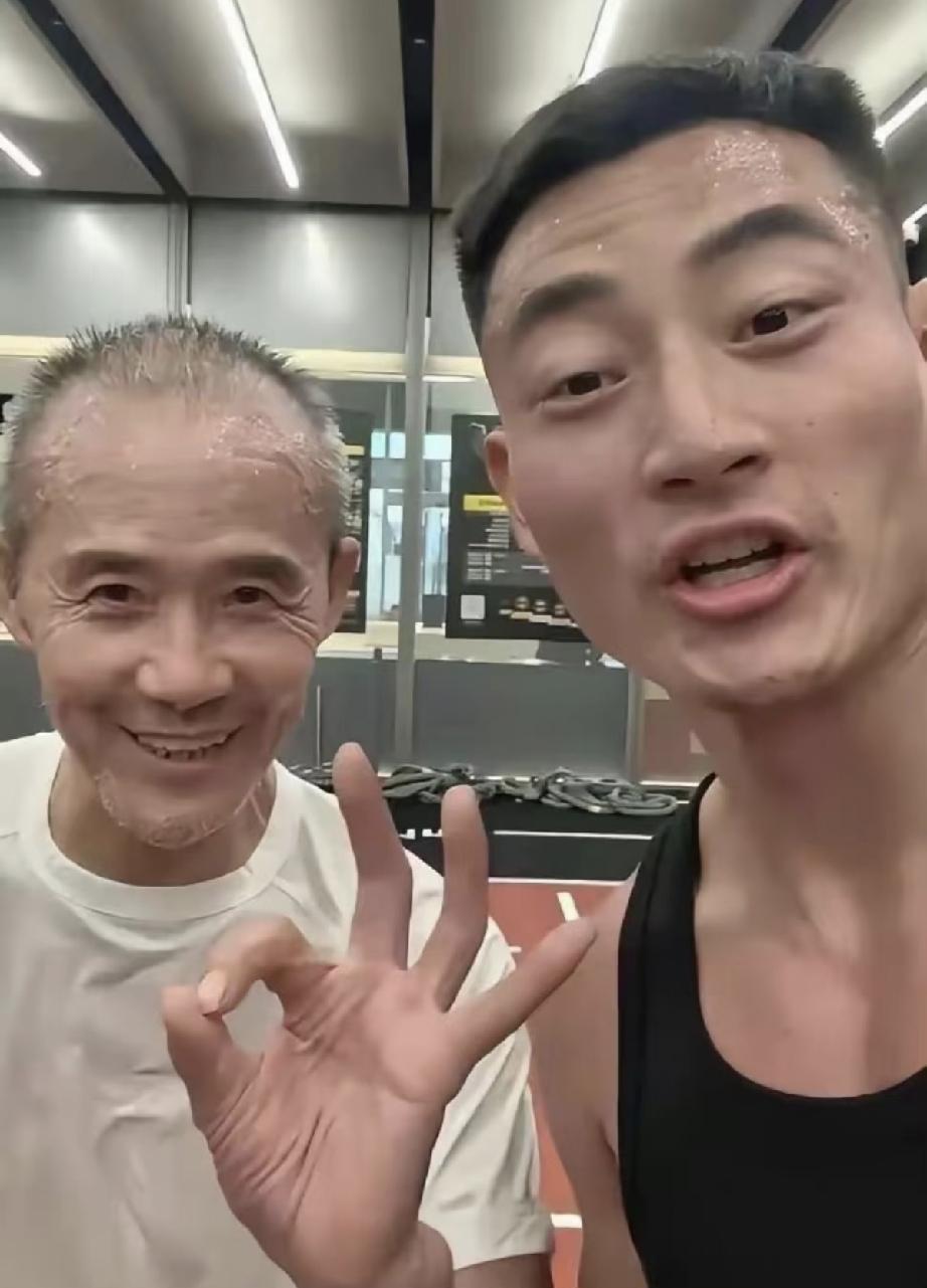 8月11日，有年轻健身教练晒出王石运动后通过冰浴恢复体能的画面，看得让人揪心，7