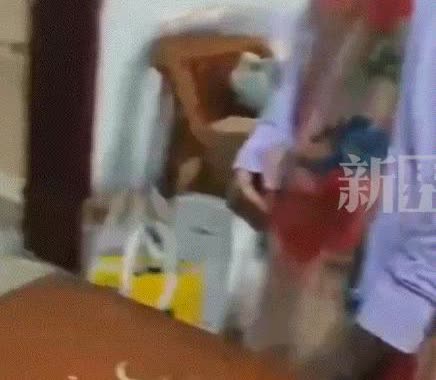 太巧了吧。江苏淮安，一男子在儿子上学的学校附近租房陪读，结果房子找好后在打扫卫生