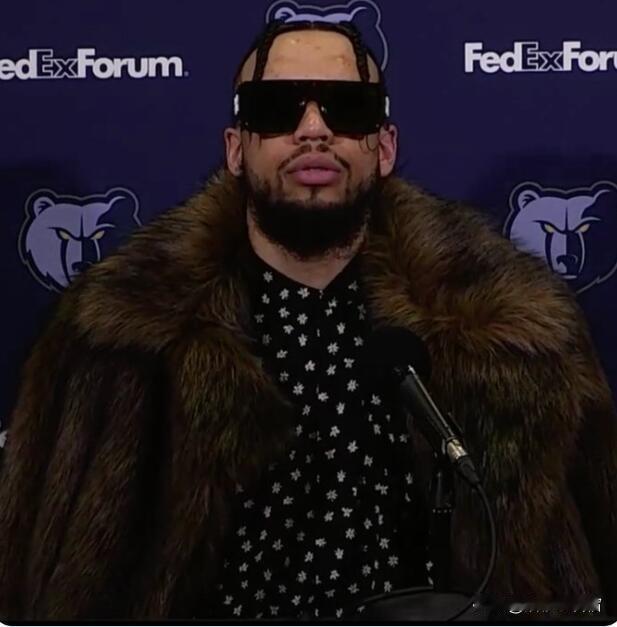 说实话，狄龙这名球员那简直可爱到爆棚了！他不但能像一堵坚不可摧的城墙般防守对方核