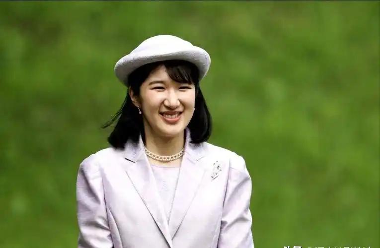 全日本都希望爱子公主能够成为下一位女皇，但只有她的母亲希望她过上普通的生活。 