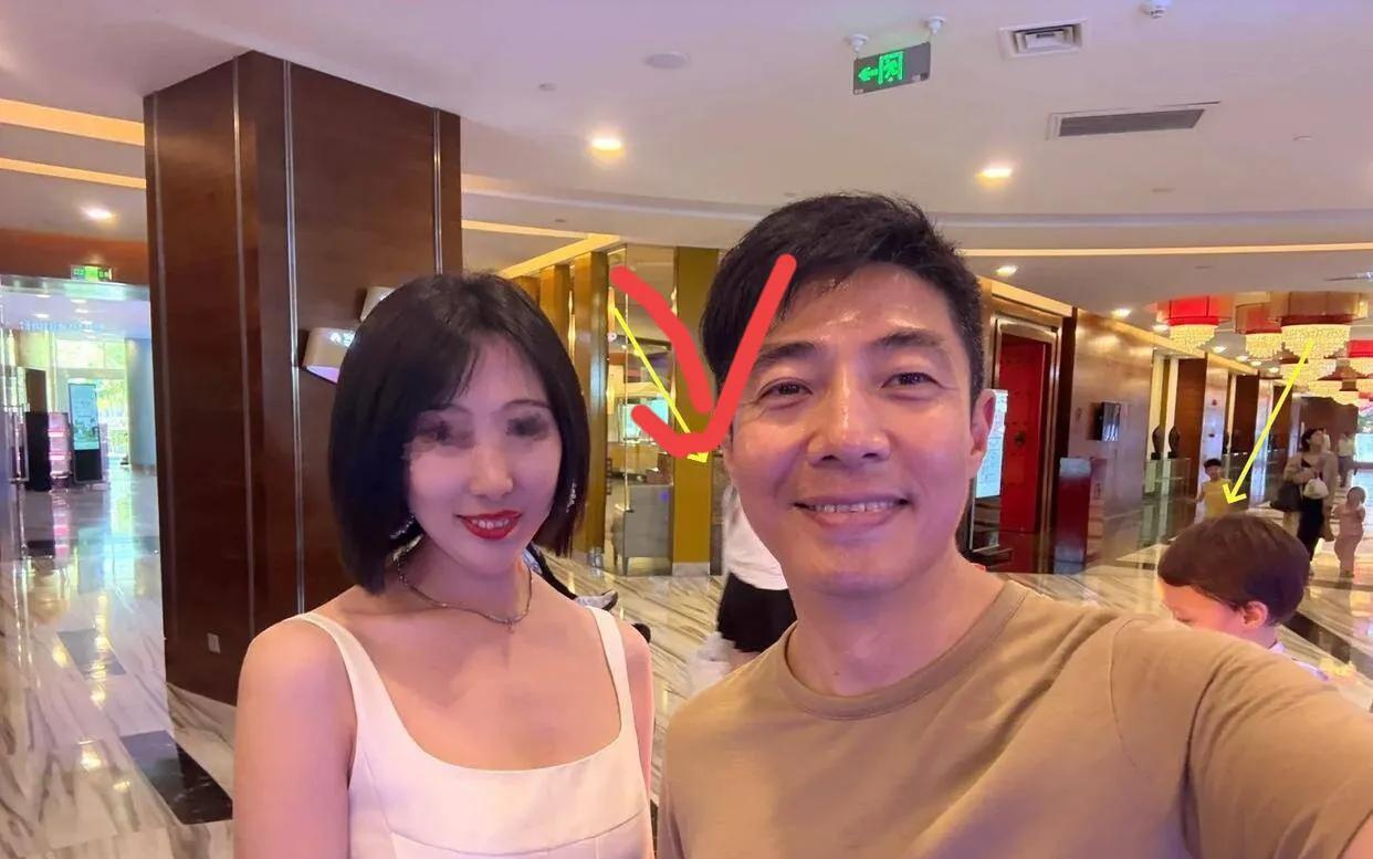 撒贝宁，洋媳妇美背抢眼！撒贝宁携妻子李白，被偶遇。妻子洋媳妇，露美背抢眼，一对