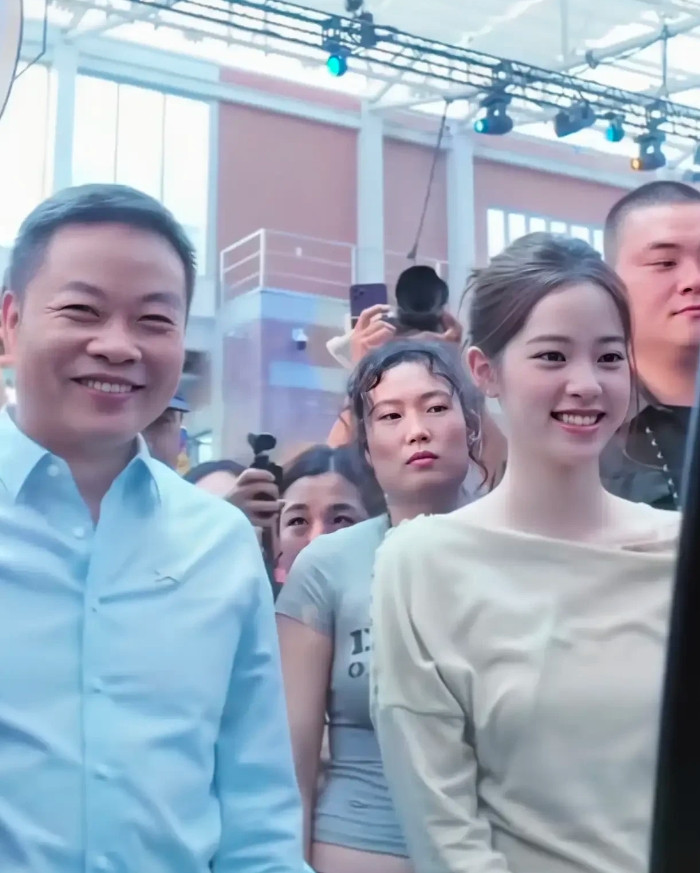 那么漂亮迷人的女生，估计何小鹏也会心动吧。[大笑][大笑][大笑]