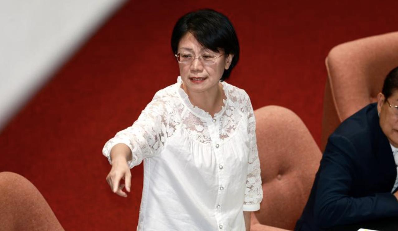 远房堂哥骂"台湾人看不起你"！翁晓玲霸气回呛：蹭流量的，我就是堂堂正正的中国人