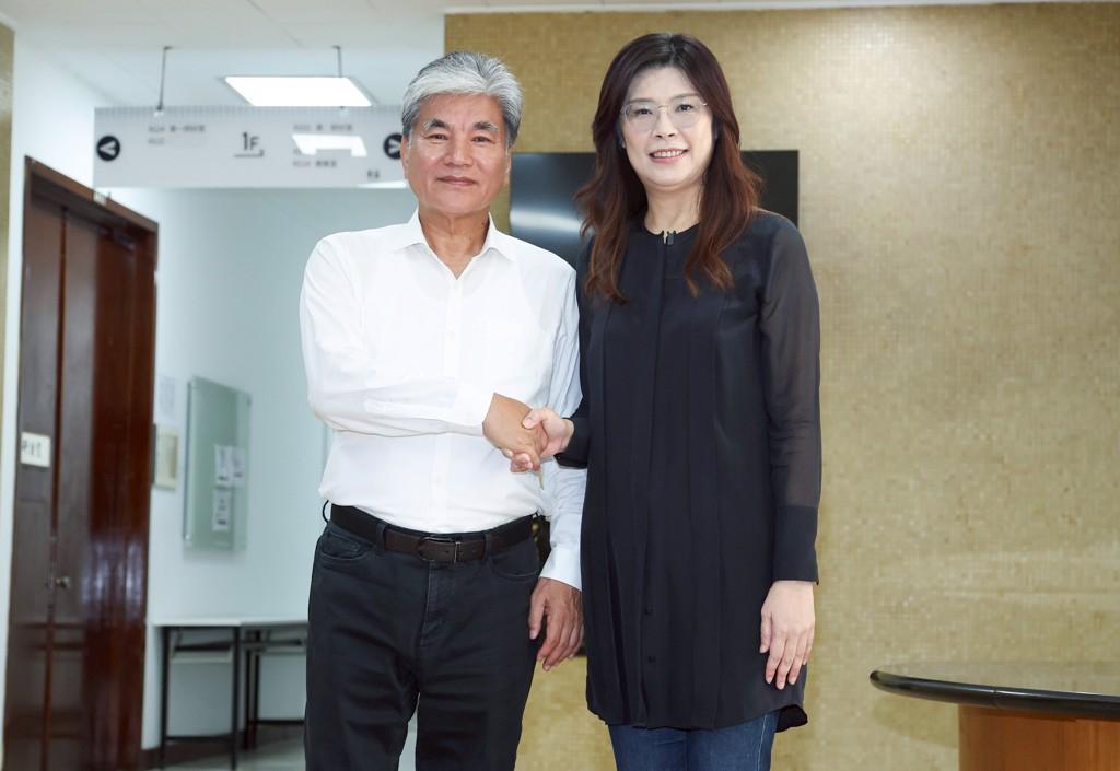 上午拜访李鸿源，下午会面卢秀燕，郑丽文行程满档拼当选。今天上午郑丽文拜会了台行政